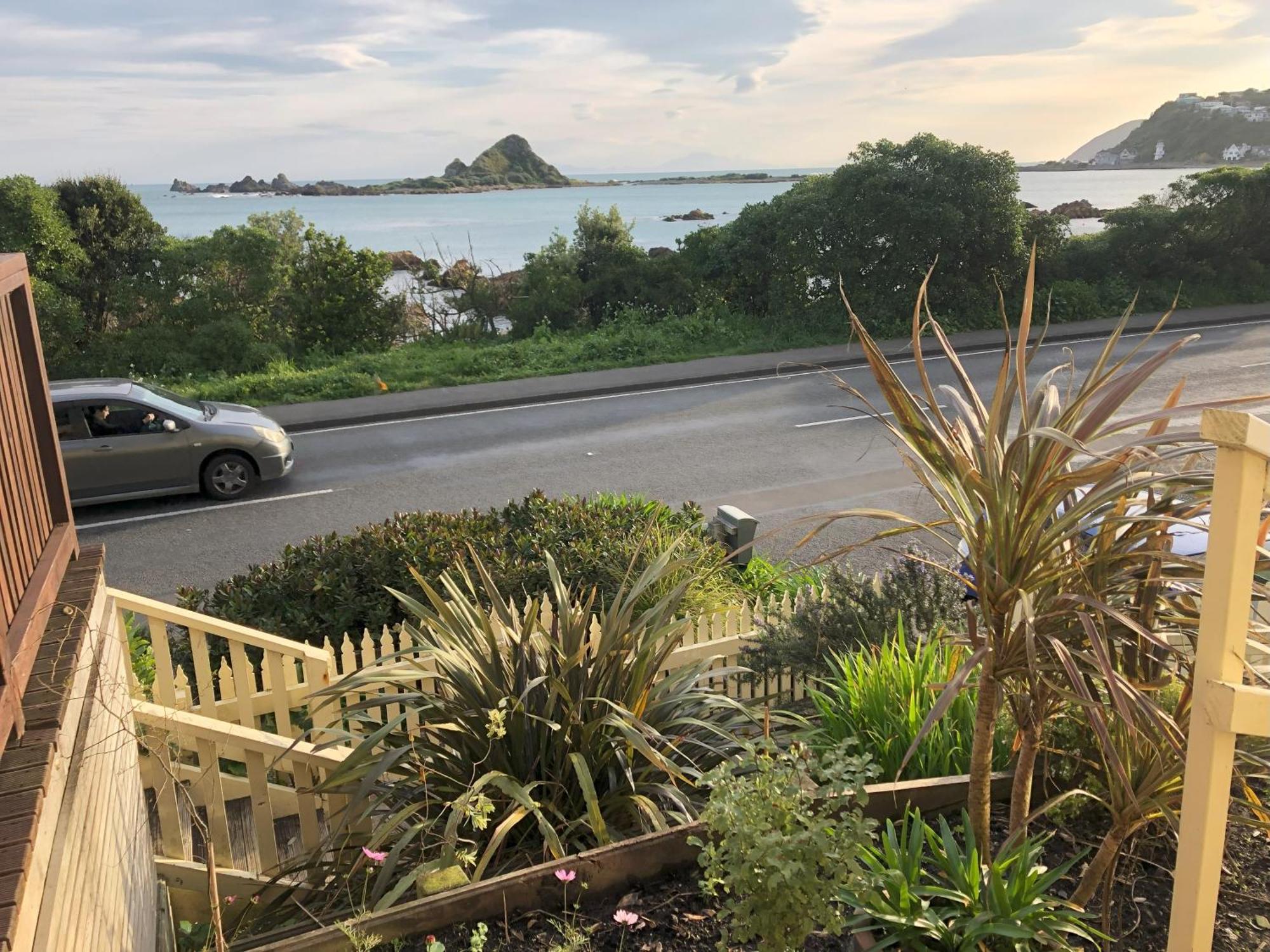 Ferienwohnung Seafront Haven In Island Bay With Deck, Outdoor Bath, And Parking Wellington Exterior foto