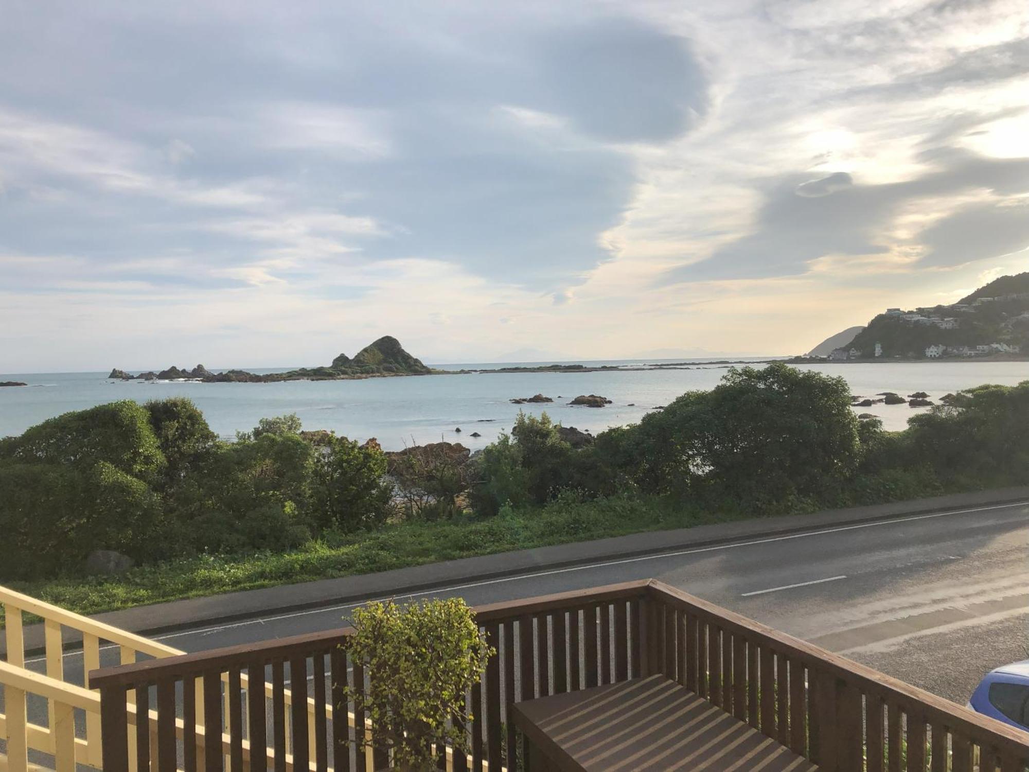 Ferienwohnung Seafront Haven In Island Bay With Deck, Outdoor Bath, And Parking Wellington Exterior foto