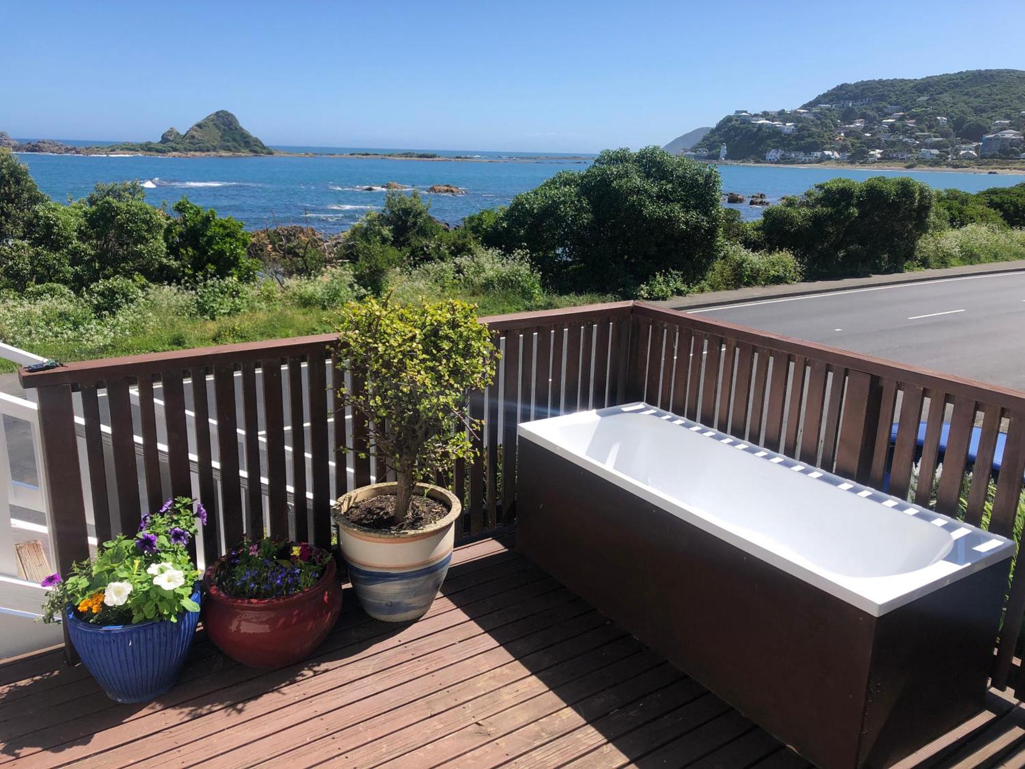 Ferienwohnung Seafront Haven In Island Bay With Deck, Outdoor Bath, And Parking Wellington Exterior foto